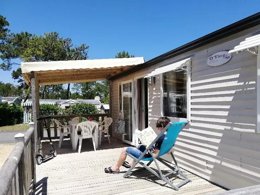 Camping Pas Cher vous présente avec son site Officiel campingpascher.fr, le Camping Maeva Club Les Préveils classé 4 étoiles, situé sur la commune de La Tranche Sur Mer dans le département Vendée (Pays De La Loire) en France. Le camping Maeva Club Les Préveils, vous présente un hébergement de type mobil-home de 32 m². Le camping Maeva Club Les Préveils vous proposeun séjour PAS CHER avec une REMISEdu sam. 16 mai au sam. 23 mai 2026, en promotion à -30% pour 7 nuits à 259 € au lieu de 370,0 € soit une Économie de 111 €. Cette location propose 123 dates différentes pour réserver votre séjour. Découvrez également les 31 autres gammes d'hébergements du camping. Les Avis clients pour le Camping Maeva Club Les Préveils sont excellents avec une note moyenne de 8 sur 10. Mer, Piscine chauffée, Piscine extérieure, Animations familiales, Club ados, Club enfants, Aire de jeux enfants, Planche à voile, Pétanque, Salle de fitness, Salle de jeux vidéo, Surf, Terrain multisports, kiteSurf, Bar, Dépôt de pain, Plats à emporter, Restaurant, Snack/Bar, Épicerie,... En savoir plus : cliquez-ICI.