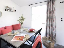 Camping Pas Cher vous présente avec son site Officiel campingpascher.fr, le Camping Maeva Club Les Préveils classé 4 étoiles, situé sur la commune de La Tranche Sur Mer dans le département Vendée (Pays De La Loire) en France. Le camping Maeva Club Les Préveils, vous présente un hébergement de type mobil-home de 30 m² avec climatisation et télévision. Le camping Maeva Club Les Préveils vous proposeun séjour PAS CHER avec une REMISEdu lundi 18 mai au lundi 25 mai 2026, en promotion à -30% pour 7 nuits à 309 € au lieu de 441,43 € soit une Économie de 132,43 €. Cette location propose 120 dates différentes pour réserver votre séjour. Découvrez également les 31 autres gammes d'hébergements du camping. Les Avis clients pour le Camping Maeva Club Les Préveils sont excellents avec une note moyenne de 8 sur 10. Mer, Piscine chauffée, Piscine extérieure, Animations familiales, Club ados, Club enfants, Aire de jeux enfants, Planche à voile, Pétanque, Salle de fitness, Salle de jeux vidéo, Surf, Terrain multisports, kiteSurf, Bar, Dépôt de pain, Plats à emporter, Restaurant, Snack/Bar, Épicerie,... En savoir plus : cliquez-ICI.