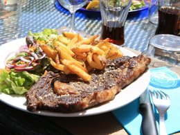 Camping Pas Cher vous présente avec son site Officiel campingpascher.fr, le Camping Maeva Club Les Préveils classé 4 étoiles, situé sur la commune de La Tranche Sur Mer dans le département Vendée (Pays De La Loire) en France. Le camping Maeva Club Les Préveils, vous présente un hébergement de type mobil-home de 20 m² pour 4 personnes avec climatisation et télévision. Le camping Maeva Club Les Préveils vous proposeun séjour PAS CHER avec une REMISEdu dimanche 17 mai au dimanche 24 mai 2026, en promotion à -30% pour 7 nuits à 233,10 € au lieu de 333,0 € soit une Économie de 99,90 €. Cette location propose 116 dates différentes pour réserver votre séjour. Découvrez également les 31 autres gammes d'hébergements du camping. Les Avis clients pour le Camping Maeva Club Les Préveils sont excellents avec une note moyenne de 8 sur 10. Mer, Piscine chauffée, Piscine extérieure, Animations familiales, Club ados, Club enfants, Aire de jeux enfants, Planche à voile, Pétanque, Salle de fitness, Salle de jeux vidéo, Surf, Terrain multisports, kiteSurf, Bar, Dépôt de pain, Plats à emporter, Restaurant, Snack/Bar, Épicerie,... En savoir plus : cliquez-ICI.