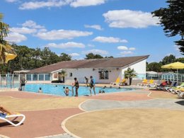 Camping Pas Cher vous présente avec son site Officiel campingpascher.fr, le Camping Maeva Club Les Préveils classé 4 étoiles, situé sur la commune de La Tranche Sur Mer dans le département Vendée (Pays De La Loire) en France. Le camping Maeva Club Les Préveils, vous présente un hébergement de type mobil-home de 29 m² pour 5 personnes avec climatisation et télévision. Le camping Maeva Club Les Préveils vous proposeun séjour PAS CHER avec une REMISEdu lundi 18 mai au lundi 25 mai 2026, en promotion à -30% pour 7 nuits à 309 € au lieu de 441,43 € soit une Économie de 132,43 €. Cette location propose 120 dates différentes pour réserver votre séjour. Découvrez également les 31 autres gammes d'hébergements du camping. Les Avis clients pour le Camping Maeva Club Les Préveils sont excellents avec une note moyenne de 8 sur 10. Mer, Piscine chauffée, Piscine extérieure, Animations familiales, Club ados, Club enfants, Aire de jeux enfants, Planche à voile, Pétanque, Salle de fitness, Salle de jeux vidéo, Surf, Terrain multisports, kiteSurf, Bar, Dépôt de pain, Plats à emporter, Restaurant, Snack/Bar, Épicerie,... En savoir plus : cliquez-ICI.