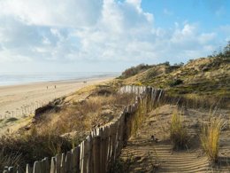 Camping Pas Cher vous présente avec son site Officiel campingpascher.fr, le Camping Maeva Club Les Préveils classé 4 étoiles, situé sur la commune de La Tranche Sur Mer dans le département Vendée (Pays De La Loire) en France. Le camping Maeva Club Les Préveils, vous présente un hébergement de type studio de 10 m² pour 2 personnes et télévision. Le camping Maeva Club Les Préveils vous propose du sam. 04 avril au sam. 11 avril 2026, en promotion à -29% pour 7 nuits à 599 € au lieu de 855,71 € soit une Économie de 256,71 €. Cette location propose 143 dates différentes pour réserver votre séjour. Découvrez également les 31 autres gammes d'hébergements du camping. Les Avis clients pour le Camping Maeva Club Les Préveils sont excellents avec une note moyenne de 8 sur 10. Mer, Piscine chauffée, Piscine extérieure, Animations familiales, Club ados, Club enfants, Aire de jeux enfants, Planche à voile, Pétanque, Salle de fitness, Salle de jeux vidéo, Surf, Terrain multisports, kiteSurf, Bar, Dépôt de pain, Plats à emporter, Restaurant, Snack/Bar, Épicerie,... En savoir plus : cliquez-ICI.