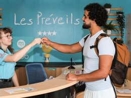 Camping Pas Cher vous présente avec son site Officiel campingpascher.fr, le Camping Maeva Club Les Préveils classé 4 étoiles, situé sur la commune de La Tranche Sur Mer dans le département Vendée (Pays De La Loire) en France. Le camping Maeva Club Les Préveils, vous présente un hébergement de type mobil-home de 30 m² avec climatisation et télévision. Le camping Maeva Club Les Préveils vous proposeun séjour PAS CHER avec une REMISEdu lundi 18 mai au lundi 25 mai 2026, en promotion à -30% pour 7 nuits à 309 € au lieu de 441,43 € soit une Économie de 132,43 €. Cette location propose 120 dates différentes pour réserver votre séjour. Découvrez également les 31 autres gammes d'hébergements du camping. Les Avis clients pour le Camping Maeva Club Les Préveils sont excellents avec une note moyenne de 8 sur 10. Mer, Piscine chauffée, Piscine extérieure, Animations familiales, Club ados, Club enfants, Aire de jeux enfants, Planche à voile, Pétanque, Salle de fitness, Salle de jeux vidéo, Surf, Terrain multisports, kiteSurf, Bar, Dépôt de pain, Plats à emporter, Restaurant, Snack/Bar, Épicerie,... En savoir plus : cliquez-ICI.