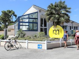 Camping Pas Cher vous présente avec son site Officiel campingpascher.fr, le Camping Maeva Club Les Préveils classé 4 étoiles, situé sur la commune de La Tranche Sur Mer dans le département Vendée (Pays De La Loire) en France. Le camping Maeva Club Les Préveils, vous présente un hébergement de type mobil-home de 32 m² pour 6 personnes. Le camping Maeva Club Les Préveils vous proposeun séjour PAS CHER avec une REMISEdu lundi 18 mai au lundi 25 mai 2026, en promotion à -30% pour 7 nuits à 309 € au lieu de 441,43 € soit une Économie de 132,43 €. Cette location propose 111 dates différentes pour réserver votre séjour. Découvrez également les 31 autres gammes d'hébergements du camping. Les Avis clients pour le Camping Maeva Club Les Préveils sont excellents avec une note moyenne de 8 sur 10. Mer, Piscine chauffée, Piscine extérieure, Animations familiales, Club ados, Club enfants, Aire de jeux enfants, Planche à voile, Pétanque, Salle de fitness, Salle de jeux vidéo, Surf, Terrain multisports, kiteSurf, Bar, Dépôt de pain, Plats à emporter, Restaurant, Snack/Bar, Épicerie,... En savoir plus : cliquez-ICI.