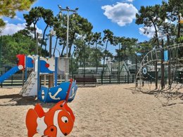Camping Pas Cher vous présente avec son site Officiel campingpascher.fr, le Camping Maeva Club Les Préveils classé 4 étoiles, situé sur la commune de La Tranche Sur Mer dans le département Vendée (Pays De La Loire) en France. Le camping Maeva Club Les Préveils, vous présente un hébergement de type mobil-home de 30 m² pour 5 personnes. Le camping Maeva Club Les Préveils vous proposeun séjour PAS CHER avec une REMISEdu sam. 16 mai au sam. 23 mai 2026, en promotion à -30% pour 7 nuits à 259 € au lieu de 370,0 € soit une Économie de 111 €. Cette location propose 109 dates différentes pour réserver votre séjour. Découvrez également les 31 autres gammes d'hébergements du camping. Les Avis clients pour le Camping Maeva Club Les Préveils sont excellents avec une note moyenne de 8 sur 10. Mer, Piscine chauffée, Piscine extérieure, Animations familiales, Club ados, Club enfants, Aire de jeux enfants, Planche à voile, Pétanque, Salle de fitness, Salle de jeux vidéo, Surf, Terrain multisports, kiteSurf, Bar, Dépôt de pain, Plats à emporter, Restaurant, Snack/Bar, Épicerie,... En savoir plus : cliquez-ICI.