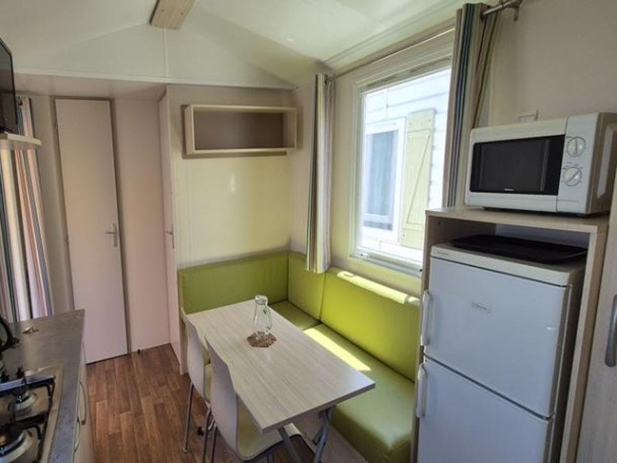 Camping Pas Cher vous présente avec son site Officiel campingpascher.fr, le Camping Paradis Les Jonquilles classé 4 étoiles, situé sur la commune de La Tranche Sur Mer dans le département Vendée (Pays De La Loire) en France. Le camping Paradis Les Jonquilles, vous présente un hébergement de type mobil-home de 25 m². Le camping Paradis Les Jonquilles vous propose du dimanche 20 septembre au dimanche 27 septembre 2026 pour 7 nuits à 204€. Cette location propose 25 dates différentes pour réserver votre séjour. Découvrez également les 10 autres gammes d'hébergements du camping. Les Avis clients pour le Camping Paradis Les Jonquilles sont excellents avec une note moyenne de 8 sur 10. Mer, Piscine couverte, Piscine extérieure, Animations familiales, Club enfants, Aire de jeux enfants, Cyclisme, Ping-pong, Pétanque, Randonnée, Salle de fitness, Salle de jeux vidéo, Terrain de volley-ball, Bar, Dépôt de pain, Snack/Bar,... En savoir plus : cliquez-ICI.