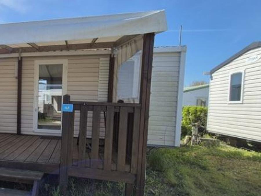 Camping Pas Cher vous présente avec son site Officiel campingpascher.fr, le Camping Paradis Les Jonquilles classé 4 étoiles, situé sur la commune de La Tranche Sur Mer dans le département Vendée (Pays De La Loire) en France. Le camping Paradis Les Jonquilles, vous présente un hébergement de type mobil-home de 29 m² et télévision. Le camping Paradis Les Jonquilles vous propose du dimanche 20 septembre au dimanche 27 septembre 2026 pour 7 nuits à 223€. Cette location propose 25 dates différentes pour réserver votre séjour. Découvrez également les 10 autres gammes d'hébergements du camping. Les Avis clients pour le Camping Paradis Les Jonquilles sont excellents avec une note moyenne de 8 sur 10. Mer, Piscine couverte, Piscine extérieure, Animations familiales, Club enfants, Aire de jeux enfants, Cyclisme, Ping-pong, Pétanque, Randonnée, Salle de fitness, Salle de jeux vidéo, Terrain de volley-ball, Bar, Dépôt de pain, Snack/Bar,... En savoir plus : cliquez-ICI.