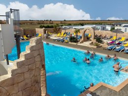 Camping Pas Cher vous présente avec son site Officiel campingpascher.fr, le Camping Paradis Les Jonquilles classé 4 étoiles, situé sur la commune de La Tranche Sur Mer dans le département Vendée (Pays De La Loire) en France. Le camping Paradis Les Jonquilles, vous présente un hébergement de type bungalow de 25 m² pour 4 personnes. Le camping Paradis Les Jonquilles vous propose du dimanche 20 septembre au dimanche 27 septembre 2026, en promotion à -16% pour 7 nuits à 147 € au lieu de 175,0 € soit une Économie de 28 €. Cette location propose 117 dates différentes pour réserver votre séjour. Découvrez également les 10 autres gammes d'hébergements du camping. Les Avis clients pour le Camping Paradis Les Jonquilles sont excellents avec une note moyenne de 8 sur 10. Mer, Piscine couverte, Piscine extérieure, Animations familiales, Club enfants, Aire de jeux enfants, Cyclisme, Ping-pong, Pétanque, Randonnée, Salle de fitness, Salle de jeux vidéo, Terrain de volley-ball, Bar, Dépôt de pain, Snack/Bar,... En savoir plus : cliquez-ICI.