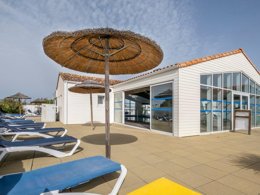 Camping Pas Cher vous présente avec son site Officiel campingpascher.fr, le Camping Paradis Les Jonquilles classé 4 étoiles, situé sur la commune de La Tranche Sur Mer dans le département Vendée (Pays De La Loire) en France. Le camping Paradis Les Jonquilles, vous présente un hébergement de type bungalow de 29 m² et télévision. Le camping Paradis Les Jonquilles vous propose du mardi 08 septembre au mardi 15 septembre 2026, en promotion à -15% pour 7 nuits à 181 € au lieu de 213,0 € soit une Économie de 32 €. Cette location propose 106 dates différentes pour réserver votre séjour. Découvrez également les 10 autres gammes d'hébergements du camping. Les Avis clients pour le Camping Paradis Les Jonquilles sont excellents avec une note moyenne de 8 sur 10. Mer, Piscine couverte, Piscine extérieure, Animations familiales, Club enfants, Aire de jeux enfants, Cyclisme, Ping-pong, Pétanque, Randonnée, Salle de fitness, Salle de jeux vidéo, Terrain de volley-ball, Bar, Dépôt de pain, Snack/Bar,... En savoir plus : cliquez-ICI.