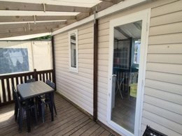 Camping Pas Cher vous présente avec son site Officiel campingpascher.fr, le Camping Paradis Les Jonquilles classé 4 étoiles, situé sur la commune de La Tranche Sur Mer dans le département Vendée (Pays De La Loire) en France. Le camping Paradis Les Jonquilles, vous présente un hébergement de type mobil-home pour 4 personnes et télévision. Le camping Paradis Les Jonquilles vous propose du mercredi 09 septembre au mercredi 16 septembre 2026, en promotion à -15% pour 7 nuits à 180 € au lieu de 212,0 € soit une Économie de 32 €. Cette location propose 117 dates différentes pour réserver votre séjour. Découvrez également les 10 autres gammes d'hébergements du camping. Les Avis clients pour le Camping Paradis Les Jonquilles sont excellents avec une note moyenne de 8 sur 10. Mer, Piscine couverte, Piscine extérieure, Animations familiales, Club enfants, Aire de jeux enfants, Cyclisme, Ping-pong, Pétanque, Randonnée, Salle de fitness, Salle de jeux vidéo, Terrain de volley-ball, Bar, Dépôt de pain, Snack/Bar,... En savoir plus : cliquez-ICI.