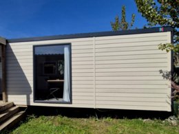 Camping Pas Cher vous présente avec son site Officiel campingpascher.fr, le Camping Paradis Les Jonquilles classé 4 étoiles, situé sur la commune de La Tranche Sur Mer dans le département Vendée (Pays De La Loire) en France. Le camping Paradis Les Jonquilles, vous présente un hébergement de type mobil-home de 25 m² pour 4 personnes avec climatisation et télévision. Le camping Paradis Les Jonquilles vous propose du jeudi 18 juin au jeudi 25 juin 2026, en promotion à -15% pour 7 nuits à 185 € au lieu de 218,0 € soit une Économie de 33 €. Cette location propose 117 dates différentes pour réserver votre séjour. Découvrez également les 10 autres gammes d'hébergements du camping. Les Avis clients pour le Camping Paradis Les Jonquilles sont excellents avec une note moyenne de 8 sur 10. Mer, Piscine couverte, Piscine extérieure, Animations familiales, Club enfants, Aire de jeux enfants, Cyclisme, Ping-pong, Pétanque, Randonnée, Salle de fitness, Salle de jeux vidéo, Terrain de volley-ball, Bar, Dépôt de pain, Snack/Bar,... En savoir plus : cliquez-ICI.