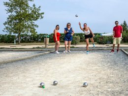 Camping Pas Cher vous présente avec son site Officiel campingpascher.fr, le Camping Paradis Les Jonquilles classé 4 étoiles, situé sur la commune de La Tranche Sur Mer dans le département Vendée (Pays De La Loire) en France. Le camping Paradis Les Jonquilles, vous présente un hébergement de type mobil-home pour 4 personnes et télévision. Le camping Paradis Les Jonquilles vous propose du mercredi 09 septembre au mercredi 16 septembre 2026, en promotion à -15% pour 7 nuits à 180 € au lieu de 212,0 € soit une Économie de 32 €. Cette location propose 117 dates différentes pour réserver votre séjour. Découvrez également les 10 autres gammes d'hébergements du camping. Les Avis clients pour le Camping Paradis Les Jonquilles sont excellents avec une note moyenne de 8 sur 10. Mer, Piscine couverte, Piscine extérieure, Animations familiales, Club enfants, Aire de jeux enfants, Cyclisme, Ping-pong, Pétanque, Randonnée, Salle de fitness, Salle de jeux vidéo, Terrain de volley-ball, Bar, Dépôt de pain, Snack/Bar,... En savoir plus : cliquez-ICI.