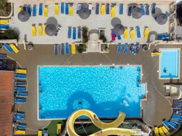 Camping Pas Cher vous présente avec son site Officiel campingpascher.fr, le Camping Paradis Les Jonquilles classé 4 étoiles, situé sur la commune de La Tranche Sur Mer dans le département Vendée (Pays De La Loire) en France. Le camping Paradis Les Jonquilles, vous présente un hébergement de type mobil-home de 34 m² pour 4 personnes avec climatisation et télévision. Le camping Paradis Les Jonquilles vous propose du mardi 26 mai au mardi 02 juin 2026, en promotion à -15% pour 7 nuits à 187 € au lieu de 220,0 € soit une Économie de 33 €. Cette location propose 84 dates différentes pour réserver votre séjour. Découvrez également les 10 autres gammes d'hébergements du camping. Les Avis clients pour le Camping Paradis Les Jonquilles sont excellents avec une note moyenne de 8 sur 10. Mer, Piscine couverte, Piscine extérieure, Animations familiales, Club enfants, Aire de jeux enfants, Cyclisme, Ping-pong, Pétanque, Randonnée, Salle de fitness, Salle de jeux vidéo, Terrain de volley-ball, Bar, Dépôt de pain, Snack/Bar,... En savoir plus : cliquez-ICI.