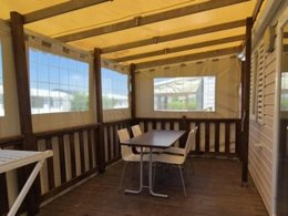 Camping Pas Cher vous présente avec son site Officiel campingpascher.fr, le Camping Paradis Les Jonquilles classé 4 étoiles, situé sur la commune de La Tranche Sur Mer dans le département Vendée (Pays De La Loire) en France. Le camping Paradis Les Jonquilles, vous présente un hébergement de type bungalow de 25 m² pour 4 personnes. Le camping Paradis Les Jonquilles vous propose du dimanche 20 septembre au dimanche 27 septembre 2026, en promotion à -16% pour 7 nuits à 147 € au lieu de 175,0 € soit une Économie de 28 €. Cette location propose 117 dates différentes pour réserver votre séjour. Découvrez également les 10 autres gammes d'hébergements du camping. Les Avis clients pour le Camping Paradis Les Jonquilles sont excellents avec une note moyenne de 8 sur 10. Mer, Piscine couverte, Piscine extérieure, Animations familiales, Club enfants, Aire de jeux enfants, Cyclisme, Ping-pong, Pétanque, Randonnée, Salle de fitness, Salle de jeux vidéo, Terrain de volley-ball, Bar, Dépôt de pain, Snack/Bar,... En savoir plus : cliquez-ICI.