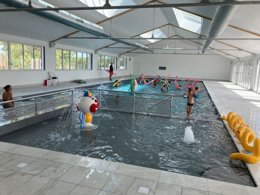 Camping Pas Cher vous présente avec son site Officiel campingpascher.fr, le Camping Le Cottage Fleuri classé 4 étoiles, situé sur la commune de La Tranche Sur Mer dans le département Vendée (Pays De La Loire) en France. Le camping Le Cottage Fleuri vous propose un hébergement de type mobil-home de 18 m² pour 4 personnes avec climatisation (télévision). L'établissement vous propose 3 autres types d'hébergements. Découvrez tous nos séjours à petits prix dans la commune et aux alentours de La Tranche Sur Mer du département : Vendée (Pays De La Loire). Les Avis clients pour le Camping Le Cottage Fleuri sont excellents avec une note moyenne de 8 sur 10. MerÉtang, Parc aquatique, Piscine couverte, Piscine extérieure, Animation ados, Animations familiales, Club enfants, Aire de jeux enfants, Court de tennis, Cyclisme, Paddle, Planche à voile, Salle de fitness, Salle de jeux vidéo, Skatepark, Surf, Terrain de volley-ball, Terrain multisports, Voile, Bar, Boulangerie, Bureau de tabac, Dépôt de pain, Plats à emporter, Snack/Bar, Supermarché, Épicerie,... En savoir plus : cliquez-ICI.