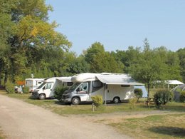 Camping Pas Cher vous présente avec son site Officiel campingpascher.fr, le Camping Les Acacias classé 3 étoiles, situé sur la commune de La Ville Aux Dames dans le département Indre-et-loire (Centre Val De Loire) en France. Le camping Les Acacias vous propose un hébergement de type mobil-home de 40 m² (télévision). L'établissement vous propose 8 autres types d'hébergements. Découvrez tous nos séjours à petits prix dans la commune et aux alentours de La Ville Aux Dames du département : Indre-et-loire (Centre Val De Loire). Les Avis clients pour le Camping Les Acacias sont excellents avec une note moyenne de 8 sur 10. Aire de jeux enfants, Cyclisme, Golf, Ping-pong, Pétanque, Randonnée, Structure gonflable enfants, Terrain de football, Bar, Dépôt de pain, Épicerie,... En savoir plus : cliquez-ICI.