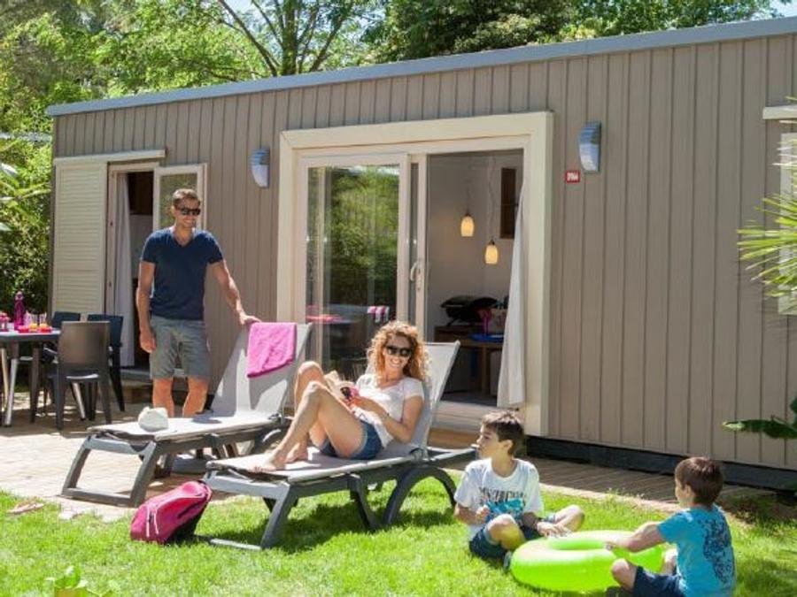 Camping Pas Cher vous présente avec son site Officiel campingpascher.fr, le Camping Sylvamar classé 5 étoiles, situé sur la commune de Labenne dans le département Landes (Aquitaine) en France. Le camping Sylvamar, vous présente un hébergement de type mobil-home de 38 m² pour 6 personnes avec climatisation. Le camping Sylvamar vous propose du sam. 12 septembre au sam. 19 septembre 2026, en promotion à -10% pour 7 nuits à 762 € au lieu de 847,0 € soit une Économie de 85 €. Cette location propose 4 dates différentes pour réserver votre séjour. Découvrez également les 3 autres gammes d'hébergements du camping. Les Avis clients pour le Camping Sylvamar sont excellents avec une note moyenne de 8 sur 10. Mer, Parc aquatique, Piscine couverte, Piscine extérieure, Animations familiales, Club ados, Club enfants, Aire de jeux enfants, Court de tennis, Jet-ski, Parcours sportif, Ping-pong, Pétanque, Salle de jeux vidéo, Surf, Terrain de football, Terrain multisports, Bar, Dépôt de pain, Plats à emporter, Restaurant, Snack/Bar, Épicerie,... En savoir plus : cliquez-ICI.