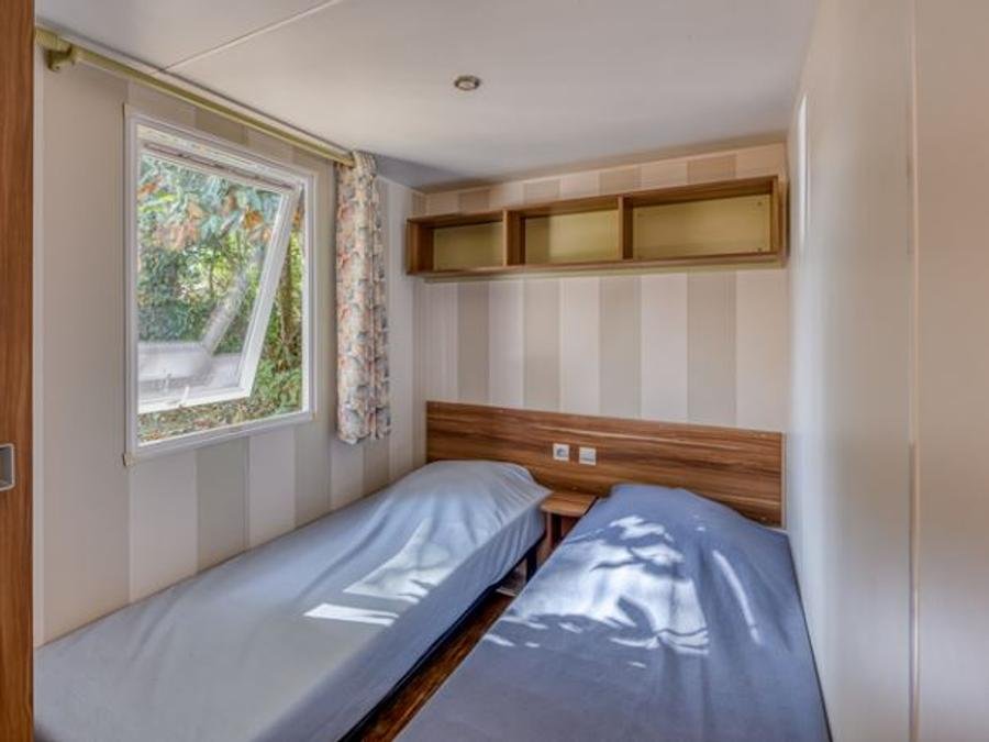 Camping Pas Cher vous présente avec son site Officiel campingpascher.fr, le Camping Paradis L'Escapade classé 4 étoiles, situé sur la commune de Lamonzie Montastruc dans le département Dordogne (Aquitaine) en France. Le camping Paradis L'Escapade, vous présente un hébergement de type mobil-home et télévision. Le camping Paradis L'Escapade vous proposeun séjour PAS CHER avec une REMISEdu sam. 11 juillet au sam. 18 juillet 2026, en promotion à -43% pour 7 nuits à 499 € au lieu de 882 € soit une Économie de 383 €. Cette location propose 7 dates différentes pour réserver votre séjour. Découvrez également les 27 autres gammes d'hébergements du camping. Les Avis clients pour le Camping Paradis L'Escapade sont excellents avec une note moyenne de 8 sur 10. Parc aquatique, Piscine couverte, Piscine extérieure, Animations familiales, Club enfants, Aire de jeux enfants, Canoë-kayak, Centre équestre, Ping-pong, Piscine, Pétanque, Randonnée, Terrain multisports, Bar, Dépôt de pain, Plats à emporter, Supermarché, Épicerie,... En savoir plus : cliquez-ICI.