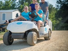 Camping Pas Cher vous présente avec son site Officiel campingpascher.fr, le Camping Paradis L'Escapade classé 4 étoiles, situé sur la commune de Lamonzie Montastruc dans le département Dordogne (Aquitaine) en France. Le camping Paradis L'Escapade, vous présente un hébergement de type mobil-home de 16 m² et télévision. Le camping Paradis L'Escapade vous propose du lundi 25 mai au lundi 01 juin 2026, en promotion à -21% pour 7 nuits à 154 € au lieu de 195,0 € soit une Économie de 41 €. Cette location propose 103 dates différentes pour réserver votre séjour. Découvrez également les 13 autres gammes d'hébergements du camping. Les Avis clients pour le Camping Paradis L'Escapade sont excellents avec une note moyenne de 8 sur 10. Parc aquatique, Piscine couverte, Piscine extérieure, Animations familiales, Club enfants, Aire de jeux enfants, Canoë-kayak, Centre équestre, Ping-pong, Piscine, Pétanque, Randonnée, Terrain multisports, Bar, Dépôt de pain, Plats à emporter, Supermarché, Épicerie,... En savoir plus : cliquez-ICI.