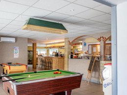 Camping Pas Cher vous présente avec son site Officiel campingpascher.fr, le Camping Paradis L'Escapade classé 4 étoiles, situé sur la commune de Lamonzie Montastruc dans le département Dordogne (Aquitaine) en France. Le camping Paradis L'Escapade, vous présente un hébergement de type mobil-home. Le camping Paradis L'Escapade vous propose du dimanche 06 septembre au dimanche 13 septembre 2026, en promotion à -21% pour 7 nuits à 154 € au lieu de 196,0 € soit une Économie de 42 €. Cette location propose 103 dates différentes pour réserver votre séjour. Découvrez également les 13 autres gammes d'hébergements du camping. Les Avis clients pour le Camping Paradis L'Escapade sont excellents avec une note moyenne de 8 sur 10. Parc aquatique, Piscine couverte, Piscine extérieure, Animations familiales, Club enfants, Aire de jeux enfants, Canoë-kayak, Centre équestre, Ping-pong, Piscine, Pétanque, Randonnée, Terrain multisports, Bar, Dépôt de pain, Plats à emporter, Supermarché, Épicerie,... En savoir plus : cliquez-ICI.