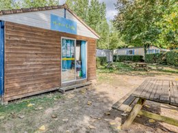 Camping Pas Cher vous présente avec son site Officiel campingpascher.fr, le Camping Paradis L'Escapade classé 4 étoiles, situé sur la commune de Lamonzie Montastruc dans le département Dordogne (Aquitaine) en France. Le camping Paradis L'Escapade, vous présente un hébergement de type mobil-home pour 4 personnes. Le camping Paradis L'Escapade vous propose du dimanche 06 septembre au dimanche 13 septembre 2026, en promotion à -21% pour 7 nuits à 154 € au lieu de 196,0 € soit une Économie de 42 €. Cette location propose 103 dates différentes pour réserver votre séjour. Découvrez également les 13 autres gammes d'hébergements du camping. Les Avis clients pour le Camping Paradis L'Escapade sont excellents avec une note moyenne de 8 sur 10. Parc aquatique, Piscine couverte, Piscine extérieure, Animations familiales, Club enfants, Aire de jeux enfants, Canoë-kayak, Centre équestre, Ping-pong, Piscine, Pétanque, Randonnée, Terrain multisports, Bar, Dépôt de pain, Plats à emporter, Supermarché, Épicerie,... En savoir plus : cliquez-ICI.
