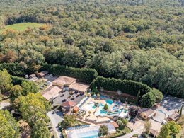 Camping Pas Cher vous présente avec son site Officiel campingpascher.fr, le Camping Paradis L'Escapade classé 4 étoiles, situé sur la commune de Lamonzie Montastruc dans le département Dordogne (Aquitaine) en France. Le camping Paradis L'Escapade, vous présente un hébergement de type mobil-home de 30 m² avec climatisation. Le camping Paradis L'Escapade vous propose du vendredi 03 avril au vendredi 10 avril 2026, en promotion à -20% pour 7 nuits à 189 € au lieu de 238,0 € soit une Économie de 49 €. Cette location propose 103 dates différentes pour réserver votre séjour. Découvrez également les 13 autres gammes d'hébergements du camping. Les Avis clients pour le Camping Paradis L'Escapade sont excellents avec une note moyenne de 8 sur 10. Parc aquatique, Piscine couverte, Piscine extérieure, Animations familiales, Club enfants, Aire de jeux enfants, Canoë-kayak, Centre équestre, Ping-pong, Piscine, Pétanque, Randonnée, Terrain multisports, Bar, Dépôt de pain, Plats à emporter, Supermarché, Épicerie,... En savoir plus : cliquez-ICI.