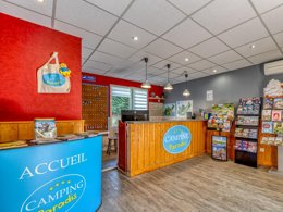 Camping Pas Cher vous présente avec son site Officiel campingpascher.fr, le Camping Paradis L'Escapade classé 4 étoiles, situé sur la commune de Lamonzie Montastruc dans le département Dordogne (Aquitaine) en France. Le camping Paradis L'Escapade, vous présente un hébergement de type mobil-home de 30 m² avec climatisation et télévision. Le camping Paradis L'Escapade vous propose du vendredi 03 avril au vendredi 10 avril 2026, en promotion à -20% pour 7 nuits à 189 € au lieu de 238,0 € soit une Économie de 49 €. Cette location propose 103 dates différentes pour réserver votre séjour. Découvrez également les 13 autres gammes d'hébergements du camping. Les Avis clients pour le Camping Paradis L'Escapade sont excellents avec une note moyenne de 8 sur 10. Parc aquatique, Piscine couverte, Piscine extérieure, Animations familiales, Club enfants, Aire de jeux enfants, Canoë-kayak, Centre équestre, Ping-pong, Piscine, Pétanque, Randonnée, Terrain multisports, Bar, Dépôt de pain, Plats à emporter, Supermarché, Épicerie,... En savoir plus : cliquez-ICI.