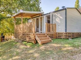 Camping Pas Cher vous présente avec son site Officiel campingpascher.fr, le Camping Paradis L'Escapade classé 4 étoiles, situé sur la commune de Lamonzie Montastruc dans le département Dordogne (Aquitaine) en France. Le camping Paradis L'Escapade, vous présente un hébergement de type mobil-home de 29 m² avec climatisation et télévision. Le camping Paradis L'Escapade vous propose du vendredi 03 avril au vendredi 10 avril 2026, en promotion à -20% pour 7 nuits à 189 € au lieu de 238,0 € soit une Économie de 49 €. Cette location propose 103 dates différentes pour réserver votre séjour. Découvrez également les 13 autres gammes d'hébergements du camping. Les Avis clients pour le Camping Paradis L'Escapade sont excellents avec une note moyenne de 8 sur 10. Parc aquatique, Piscine couverte, Piscine extérieure, Animations familiales, Club enfants, Aire de jeux enfants, Canoë-kayak, Centre équestre, Ping-pong, Piscine, Pétanque, Randonnée, Terrain multisports, Bar, Dépôt de pain, Plats à emporter, Supermarché, Épicerie,... En savoir plus : cliquez-ICI.