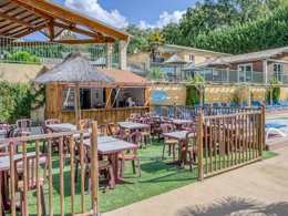 Camping Pas Cher vous présente avec son site Officiel campingpascher.fr, le Camping Paradis L'Escapade classé 4 étoiles, situé sur la commune de Lamonzie Montastruc dans le département Dordogne (Aquitaine) en France. Le camping Paradis L'Escapade, vous présente un hébergement de type mobil-home de 150 m² pour 4 personnes avec climatisation et télévision. Le camping Paradis L'Escapade vous propose du vendredi 03 avril au vendredi 10 avril 2026, en promotion à -20% pour 7 nuits à 199 € au lieu de 249,0 € soit une Économie de 50 €. Cette location propose 102 dates différentes pour réserver votre séjour. Découvrez également les 13 autres gammes d'hébergements du camping. Les Avis clients pour le Camping Paradis L'Escapade sont excellents avec une note moyenne de 8 sur 10. Parc aquatique, Piscine couverte, Piscine extérieure, Animations familiales, Club enfants, Aire de jeux enfants, Canoë-kayak, Centre équestre, Ping-pong, Piscine, Pétanque, Randonnée, Terrain multisports, Bar, Dépôt de pain, Plats à emporter, Supermarché, Épicerie,... En savoir plus : cliquez-ICI.