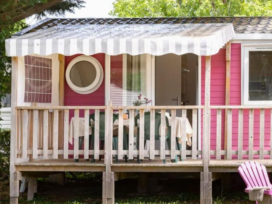 Camping Pas Cher vous présente avec son site Officiel campingpascher.fr, le Camping Romanée L'Evasion classé 4 étoiles, situé sur la commune de Landevieille dans le département Vendée (Pays De La Loire) en France. Le camping Romanée L'Evasion, vous présente un hébergement de type mobil-home de 31 m² et télévision. Le camping Romanée L'Evasion vous propose du dimanche 20 septembre au dimanche 27 septembre 2026 pour 7 nuits à 405€. Cette location propose 46 dates différentes pour réserver votre séjour. Découvrez également les 16 autres gammes d'hébergements du camping. Les Avis clients pour le Camping Romanée L'Evasion sont excellents avec une note moyenne de 8 sur 10. Lagon, Piscine couverte, Piscine extérieure, Animations familiales, Club enfants, Aire de jeux enfants, Centre équestre, Cyclisme, Golf, Parcours sportif, Ping-pong, Pétanque, Randonnée, Salle de jeux vidéo, Terrain de basketball, Terrain multisports, Bar, Boulangerie, Bureau de tabac, Créperie, Dépôt de pain, Pizzeria, Plats à emporter, Snack/Bar, Supermarché, Épicerie,... En savoir plus : cliquez-ICI.