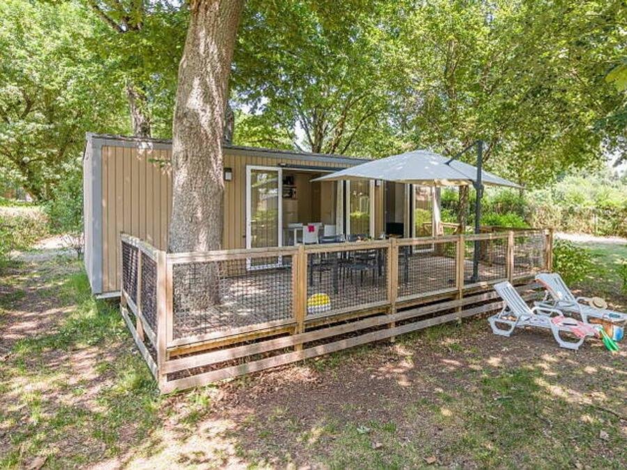 Camping Pas Cher vous présente avec son site Officiel campingpascher.fr, le Camping Romanée L'Evasion classé 4 étoiles, situé sur la commune de Landevieille dans le département Vendée (Pays De La Loire) en France. Le camping Romanée L'Evasion, vous présente un hébergement de type mobil-home de 24 m² pour 4 personnes. Le camping Romanée L'Evasion vous propose du sam. 04 juillet au sam. 11 juillet 2026, en promotion à -28% pour 7 nuits à 672 € au lieu de 938,0 € soit une Économie de 266 €. Cette location propose 50 dates différentes pour réserver votre séjour. Découvrez également les 16 autres gammes d'hébergements du camping. Les Avis clients pour le Camping Romanée L'Evasion sont excellents avec une note moyenne de 8 sur 10. Lagon, Piscine couverte, Piscine extérieure, Animations familiales, Club enfants, Aire de jeux enfants, Centre équestre, Cyclisme, Golf, Ping-pong, Pétanque, Randonnée, Salle de jeux vidéo, Terrain de basketball, Terrain de beach-volley, Terrain multisports, Bar, Boulangerie, Bureau de tabac, Créperie, Dépôt de pain, Pizzeria, Restaurant, Snack/Bar, Supermarché, Épicerie,... En savoir plus : cliquez-ICI.