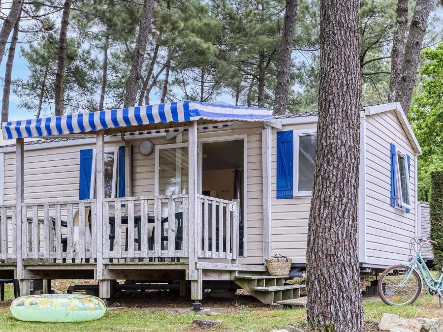 Camping Pas Cher vous présente avec son site Officiel campingpascher.fr, le Camping Romanée L'Evasion classé 4 étoiles, situé sur la commune de Landevieille dans le département Vendée (Pays De La Loire) en France. Le camping Romanée L'Evasion, vous présente un hébergement de type mobil-home de 27 m² pour 6 personnes et télévision. Le camping Romanée L'Evasion vous proposeun séjour PAS CHER avec une REMISEdu jeudi 04 juin au jeudi 11 juin 2026 avec une PROMO de DERNIÈRE MINUTE, en promotion à -45% pour 7 nuits à 239 € au lieu de 434,55 € soit une Économie de 195,55 €. Cette location propose 72 dates différentes pour réserver votre séjour. Découvrez également les 16 autres gammes d'hébergements du camping. Les Avis clients pour le Camping Romanée L'Evasion sont excellents avec une note moyenne de 8 sur 10. Lagon, Piscine couverte, Piscine extérieure, Animations familiales, Club enfants, Aire de jeux enfants, Centre équestre, Cyclisme, Golf, Ping-pong, Pétanque, Randonnée, Salle de jeux vidéo, Terrain de basketball, Terrain de beach-volley, Terrain multisports, Bar, Boulangerie, Bureau de tabac, Créperie, Dépôt de pain, Pizzeria, Restaurant, Snack/Bar, Supermarché, Épicerie,... En savoir plus : cliquez-ICI.