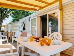 Camping Pas Cher vous présente avec son site Officiel campingpascher.fr, le Camping Romanée L'Evasion classé 4 étoiles, situé sur la commune de Landevieille dans le département Vendée (Pays De La Loire) en France. Le camping Romanée L'Evasion, vous présente un hébergement de type mobil-home de 31 m² pour 4 personnes avec climatisation. Le camping Romanée L'Evasion vous proposeun séjour PAS CHER avec une REMISEdu sam. 18 avril au sam. 25 avril 2026, en promotion à -30% pour 7 nuits à 245 € au lieu de 350,0 € soit une Économie de 105 €. Cette location propose 127 dates différentes pour réserver votre séjour. Découvrez également les 8 autres gammes d'hébergements du camping. Les Avis clients pour le Camping Romanée L'Evasion sont excellents avec une note moyenne de 8 sur 10. Lagon, Piscine couverte, Piscine extérieure, Animations familiales, Club enfants, Aire de jeux enfants, Centre équestre, Cyclisme, Golf, Ping-pong, Pétanque, Randonnée, Salle de jeux vidéo, Terrain de basketball, Terrain de beach-volley, Terrain multisports, Bar, Boulangerie, Bureau de tabac, Créperie, Dépôt de pain, Pizzeria, Restaurant, Snack/Bar, Supermarché, Épicerie,... En savoir plus : cliquez-ICI.