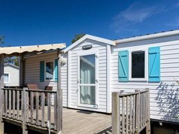 Camping Pas Cher vous présente avec son site Officiel campingpascher.fr, le Camping Romanée L'Evasion classé 4 étoiles, situé sur la commune de Landevieille dans le département Vendée (Pays De La Loire) en France. Le camping Romanée L'Evasion, vous présente un hébergement de type mobil-home de 28 m² avec climatisation. Le camping Romanée L'Evasion vous proposeun séjour PAS CHER avec une REMISEdu sam. 23 mai au sam. 30 mai 2026, en promotion à -30% pour 7 nuits à 294 € au lieu de 420,0 € soit une Économie de 126 €. Cette location propose 127 dates différentes pour réserver votre séjour. Découvrez également les 8 autres gammes d'hébergements du camping. Les Avis clients pour le Camping Romanée L'Evasion sont excellents avec une note moyenne de 8 sur 10. Lagon, Piscine couverte, Piscine extérieure, Animations familiales, Club enfants, Aire de jeux enfants, Centre équestre, Cyclisme, Golf, Ping-pong, Pétanque, Randonnée, Salle de jeux vidéo, Terrain de basketball, Terrain de beach-volley, Terrain multisports, Bar, Boulangerie, Bureau de tabac, Créperie, Dépôt de pain, Pizzeria, Restaurant, Snack/Bar, Supermarché, Épicerie,... En savoir plus : cliquez-ICI.