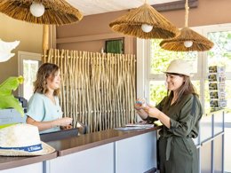 Camping Pas Cher vous présente avec son site Officiel campingpascher.fr, le Camping Romanée L'Evasion classé 4 étoiles, situé sur la commune de Landevieille dans le département Vendée (Pays De La Loire) en France. Le camping Romanée L'Evasion, vous présente un hébergement de type mobil-home de 25 m² et télévision. Le camping Romanée L'Evasion vous propose du sam. 19 septembre au sam. 26 septembre 2026, en promotion à -13% pour 7 nuits à 199 € au lieu de 229,0 € soit une Économie de 30 €. Cette location propose 25 dates différentes pour réserver votre séjour. Découvrez également les 9 autres gammes d'hébergements du camping. Les Avis clients pour le Camping Romanée L'Evasion sont excellents avec une note moyenne de 8 sur 10. Lagon, Piscine couverte, Piscine extérieure, Animations familiales, Club enfants, Aire de jeux enfants, Centre équestre, Cyclisme, Golf, Ping-pong, Pétanque, Randonnée, Salle de jeux vidéo, Terrain de basketball, Terrain de beach-volley, Terrain multisports, Bar, Boulangerie, Bureau de tabac, Créperie, Dépôt de pain, Pizzeria, Restaurant, Snack/Bar, Supermarché, Épicerie,... En savoir plus : cliquez-ICI.