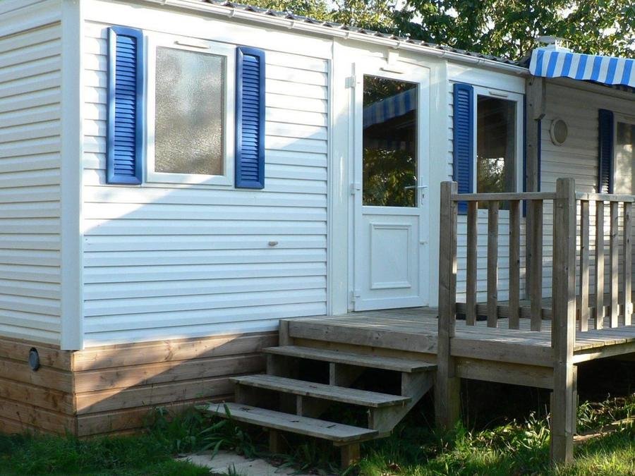 Camping Pas Cher vous présente avec son site Officiel campingpascher.fr, le Camping Du Lac De Jaunay classé 3 étoiles, situé sur la commune de Landevieille dans le département Vendée (Pays De La Loire) en France. Le camping Du Lac De Jaunay, vous présente un hébergement de type mobil-home pour 1 personne et télévision. Le camping Du Lac De Jaunay vous propose du vendredi 05 juin au vendredi 12 juin 2026 avec une PROMO de DERNIÈRE MINUTE, en promotion à -10% pour 7 nuits à 233,10 € au lieu de 259,0 € soit une Économie de 25,90 €. Cette location propose 33 dates différentes pour réserver votre séjour. Découvrez également les 5 autres gammes d'hébergements du camping. Les Avis clients pour le Camping Du Lac De Jaunay sont excellents avec une note moyenne de 8 sur 10. Piscine couverte, Piscine extérieure, Animations familiales, Club enfants, Aire de jeux enfants, Baby-foot, Canoë-kayak, Centre équestre, Flipper, Golf, Ping-pong, Piscine, Randonnée, Salle de jeux vidéo, Structure gonflable enfants, Terrain de volley-ball, Bar, Pizzeria, Snack/Bar, Épicerie,... En savoir plus : cliquez-ICI.