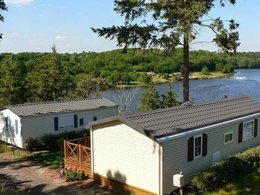 Camping Pas Cher vous présente avec son site Officiel campingpascher.fr, le Camping Du Lac De Jaunay classé 3 étoiles, situé sur la commune de Landevieille dans le département Vendée (Pays De La Loire) en France. Le camping Du Lac De Jaunay vous propose un hébergement de type mobil-home (télévision). L'établissement vous propose 5 autres types d'hébergements. Découvrez tous nos séjours à petits prix dans la commune et aux alentours de Landevieille du département : Vendée (Pays De La Loire). Les Avis clients pour le Camping Du Lac De Jaunay sont excellents avec une note moyenne de 8 sur 10. Piscine couverte, Piscine extérieure, Animations familiales, Club enfants, Aire de jeux enfants, Baby-foot, Canoë-kayak, Centre équestre, Flipper, Golf, Ping-pong, Piscine, Randonnée, Salle de jeux vidéo, Structure gonflable enfants, Terrain de volley-ball, Bar, Pizzeria, Snack/Bar, Épicerie,... En savoir plus : cliquez-ICI.