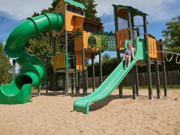 Camping Pas Cher vous présente avec son site Officiel campingpascher.fr, le Camping Du Lac De Jaunay classé 3 étoiles, situé sur la commune de Landevieille dans le département Vendée (Pays De La Loire) en France. Le camping Du Lac De Jaunay vous propose un hébergement de type mobil-home. L'établissement vous propose 4 autres types d'hébergements. Découvrez tous nos séjours à petits prix dans la commune et aux alentours de Landevieille du département : Vendée (Pays De La Loire). Les Avis clients pour le Camping Du Lac De Jaunay sont excellents avec une note moyenne de 8 sur 10. Piscine couverte, Piscine extérieure, Animations familiales, Club enfants, Aire de jeux enfants, Baby-foot, Canoë-kayak, Centre équestre, Flipper, Golf, Ping-pong, Piscine, Randonnée, Salle de jeux vidéo, Structure gonflable enfants, Terrain de volley-ball, Bar, Pizzeria, Snack/Bar, Épicerie,... En savoir plus : cliquez-ICI.