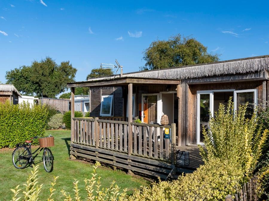 Camping Pas Cher vous présente avec son site Officiel campingpascher.fr, le Camping Les Alizés classé 4 étoiles, situé sur la commune de Lannion dans le département Côtes-d'armor (Bretagne) en France. Le camping Les Alizés vous propose un hébergement de type mobil-home de 32 m² pour 8 personnes avec climatisation (télévision). Cet hébergement propose plus de 38 dates différentes pour réserver ! Pour dévouvrir la période la moins chère, consultez la rubrique 'Tarifs' et sélectionnez votre mois de départ. L'établissement vous propose 20 autres types d'hébergements. Découvrez tous nos séjours à petits prix dans la commune et aux alentours de Lannion du département : Côtes-d'armor (Bretagne). Les Avis clients pour le Camping Les Alizés sont de 7 sur 10. Parc aquatique, Piscine couverte, Piscine extérieure, Animations familiales, Club enfants, Aire de jeux enfants, Baby-foot, Canoë-kayak, Centre équestre, Court de tennis, Flipper, Golf, Ping-pong, Pétanque, Salle de jeux vidéo, Structure gonflable enfants, Terrain multisports, Bar, Dépôt de pain, Restaurant, Snack/Bar, Station-service, Supermarché,... En savoir plus : cliquez-ICI.