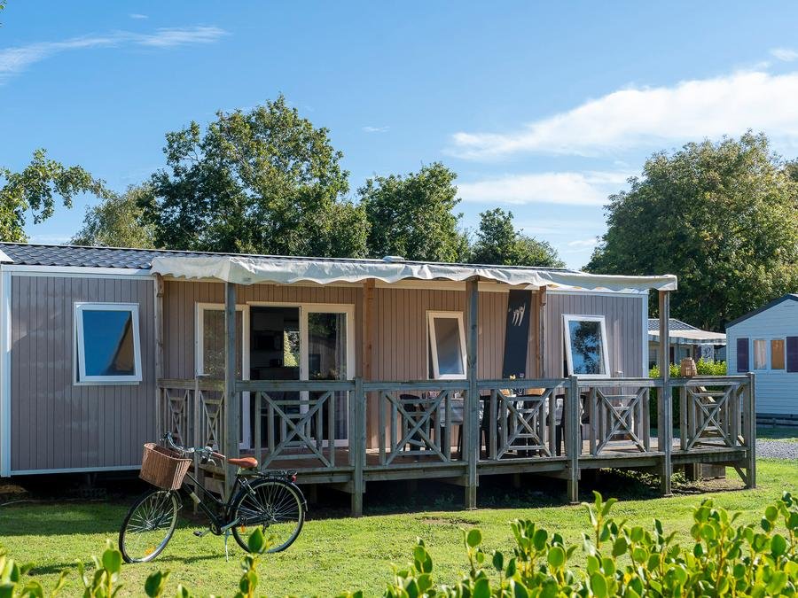 Camping Pas Cher vous présente avec son site Officiel campingpascher.fr, le Camping Les Alizés classé 4 étoiles, situé sur la commune de Lannion dans le département Côtes-d'armor (Bretagne) en France. Le camping Les Alizés, vous présente un hébergement de type mobil-home de 40 m² pour 9 personnes avec climatisation et télévision. Le camping Les Alizés vous proposeun séjour PAS CHER avec une REMISEdu sam. 12 septembre au sam. 19 septembre 2026, en promotion à -45% pour 7 nuits à 377,40 € au lieu de 691,9 € soit une Économie de 314,50 €. Cette location propose 27 dates différentes pour réserver votre séjour. Découvrez également les 20 autres gammes d'hébergements du camping. Les Avis clients pour le Camping Les Alizés sont de 7 sur 10. Parc aquatique, Piscine couverte, Piscine extérieure, Animations familiales, Club enfants, Aire de jeux enfants, Baby-foot, Canoë-kayak, Centre équestre, Court de tennis, Flipper, Golf, Ping-pong, Pétanque, Salle de jeux vidéo, Structure gonflable enfants, Terrain multisports, Bar, Dépôt de pain, Restaurant, Snack/Bar, Station-service, Supermarché,... En savoir plus : cliquez-ICI.