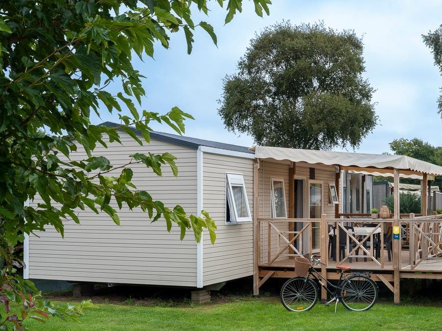 Camping Pas Cher vous présente avec son site Officiel campingpascher.fr, le Camping Les Alizés classé 4 étoiles, situé sur la commune de Lannion dans le département Côtes-d'armor (Bretagne) en France. Le camping Les Alizés vous propose un hébergement de type mobil-home de 33 m² pour 4 personnes avec climatisation (télévision). L'établissement vous propose 19 autres types d'hébergements. Découvrez tous nos séjours à petits prix dans la commune et aux alentours de Lannion du département : Côtes-d'armor (Bretagne). Les Avis clients pour le Camping Les Alizés sont de 7 sur 10. Parc aquatique, Piscine couverte, Piscine extérieure, Animations familiales, Club enfants, Aire de jeux enfants, Baby-foot, Canoë-kayak, Centre équestre, Court de tennis, Flipper, Golf, Ping-pong, Pétanque, Salle de jeux vidéo, Structure gonflable enfants, Terrain multisports, Bar, Dépôt de pain, Restaurant, Snack/Bar, Station-service, Supermarché,... En savoir plus : cliquez-ICI.