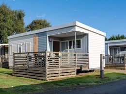 Camping Pas Cher vous présente avec son site Officiel campingpascher.fr, le Camping Maeva Club Les Alizés classé 4 étoiles, situé sur la commune de Lannion dans le département Côtes-d'armor (Bretagne) en France. Le camping Maeva Club Les Alizés, vous présente un hébergement de type mobil-home de 25 m² pour 5 personnes et télévision. Le camping Maeva Club Les Alizés vous proposeun séjour PAS CHER avec une REMISEdu sam. 12 septembre au sam. 19 septembre 2026, en promotion à -50% pour 7 nuits à 233,40 € au lieu de 466,8 € soit une Économie de 233,40 €. Cette location propose 93 dates différentes pour réserver votre séjour. Découvrez également les 19 autres gammes d'hébergements du camping. Les Avis clients pour le Camping Maeva Club Les Alizés sont de 7 sur 10. Parc aquatique, Piscine couverte, Piscine extérieure, Animations familiales, Club enfants, Aire de jeux enfants, Baby-foot, Canoë-kayak, Centre équestre, Court de tennis, Flipper, Golf, Ping-pong, Pétanque, Salle de jeux vidéo, Structure gonflable enfants, Terrain multisports, Bar, Dépôt de pain, Restaurant, Snack/Bar, Station-service, Supermarché,... En savoir plus : cliquez-ICI.