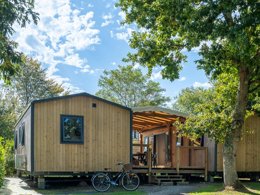 Camping Pas Cher vous présente avec son site Officiel campingpascher.fr, le Camping Maeva Club Les Alizés classé 4 étoiles, situé sur la commune de Lannion dans le département Côtes-d'armor (Bretagne) en France. Le camping Maeva Club Les Alizés, vous présente un hébergement de type mobil-home de 60 m² avec climatisation et télévision. Le camping Maeva Club Les Alizés vous proposeun séjour PAS CHER avec une REMISEdu sam. 12 septembre au sam. 19 septembre 2026, en promotion à -50% pour 7 nuits à 634,80 € au lieu de 1269,6 € soit une Économie de 634,80 €. Cette location propose 39 dates différentes pour réserver votre séjour. Découvrez également les 19 autres gammes d'hébergements du camping. Les Avis clients pour le Camping Maeva Club Les Alizés sont de 7 sur 10. Parc aquatique, Piscine couverte, Piscine extérieure, Animations familiales, Club enfants, Aire de jeux enfants, Baby-foot, Canoë-kayak, Centre équestre, Court de tennis, Flipper, Golf, Ping-pong, Pétanque, Salle de jeux vidéo, Structure gonflable enfants, Terrain multisports, Bar, Dépôt de pain, Restaurant, Snack/Bar, Station-service, Supermarché,... En savoir plus : cliquez-ICI.