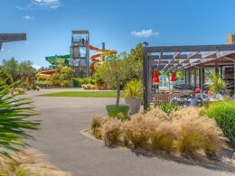 Camping Pas Cher vous présente avec son site Officiel campingpascher.fr, le Camping Maeva Club Les Alizés classé 4 étoiles, situé sur la commune de Lannion dans le département Côtes-d'armor (Bretagne) en France. Le camping Maeva Club Les Alizés, vous présente un hébergement de type mobil-home de 32 m² pour 8 personnes et télévision. Le camping Maeva Club Les Alizés vous proposeun séjour PAS CHER avec une REMISEdu sam. 12 septembre au sam. 19 septembre 2026, en promotion à -50% pour 7 nuits à 263,40 € au lieu de 526,8 € soit une Économie de 263,40 €. Cette location propose 130 dates différentes pour réserver votre séjour. Découvrez également les 19 autres gammes d'hébergements du camping. Les Avis clients pour le Camping Maeva Club Les Alizés sont de 7 sur 10. Parc aquatique, Piscine couverte, Piscine extérieure, Animations familiales, Club enfants, Aire de jeux enfants, Baby-foot, Canoë-kayak, Centre équestre, Court de tennis, Flipper, Golf, Ping-pong, Pétanque, Salle de jeux vidéo, Structure gonflable enfants, Terrain multisports, Bar, Dépôt de pain, Restaurant, Snack/Bar, Station-service, Supermarché,... En savoir plus : cliquez-ICI.