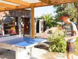 Camping Pas Cher vous présente avec son site Officiel campingpascher.fr, le Camping Maeva Club Les Alizés classé 4 étoiles, situé sur la commune de Lannion dans le département Côtes-d'armor (Bretagne) en France. Le camping Maeva Club Les Alizés, vous présente un hébergement de type mobil-home de 29 m² pour 6 personnes et télévision. Le camping Maeva Club Les Alizés vous proposeun séjour PAS CHER avec une REMISEdu sam. 12 septembre au sam. 19 septembre 2026, en promotion à -50% pour 7 nuits à 245,40 € au lieu de 490,8 € soit une Économie de 245,40 €. Cette location propose 130 dates différentes pour réserver votre séjour. Découvrez également les 19 autres gammes d'hébergements du camping. Les Avis clients pour le Camping Maeva Club Les Alizés sont de 7 sur 10. Parc aquatique, Piscine couverte, Piscine extérieure, Animations familiales, Club enfants, Aire de jeux enfants, Baby-foot, Canoë-kayak, Centre équestre, Court de tennis, Flipper, Golf, Ping-pong, Pétanque, Salle de jeux vidéo, Structure gonflable enfants, Terrain multisports, Bar, Dépôt de pain, Restaurant, Snack/Bar, Station-service, Supermarché,... En savoir plus : cliquez-ICI.