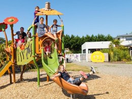 Camping Pas Cher vous présente avec son site Officiel campingpascher.fr, le Camping Maeva Club Les Alizés classé 4 étoiles, situé sur la commune de Lannion dans le département Côtes-d'armor (Bretagne) en France. Le camping Maeva Club Les Alizés, vous présente un hébergement de type mobil-home de 22 m² pour 4 personnes et télévision. Le camping Maeva Club Les Alizés vous proposeun séjour PAS CHER avec une REMISEdu sam. 12 septembre au sam. 19 septembre 2026, en promotion à -50% pour 7 nuits à 185,40 € au lieu de 370,8 € soit une Économie de 185,40 €. Cette location propose 94 dates différentes pour réserver votre séjour. Découvrez également les 19 autres gammes d'hébergements du camping. Les Avis clients pour le Camping Maeva Club Les Alizés sont de 7 sur 10. Parc aquatique, Piscine couverte, Piscine extérieure, Animations familiales, Club enfants, Aire de jeux enfants, Baby-foot, Canoë-kayak, Centre équestre, Court de tennis, Flipper, Golf, Ping-pong, Pétanque, Salle de jeux vidéo, Structure gonflable enfants, Terrain multisports, Bar, Dépôt de pain, Restaurant, Snack/Bar, Station-service, Supermarché,... En savoir plus : cliquez-ICI.