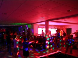 Camping Pas Cher vous présente avec son site Officiel campingpascher.fr, le Camping Maeva Club Les Alizés classé 4 étoiles, situé sur la commune de Lannion dans le département Côtes-d'armor (Bretagne) en France. Le camping Maeva Club Les Alizés, vous présente un hébergement de type mobil-home de 23 m² pour 4 personnes et télévision. Le camping Maeva Club Les Alizés vous proposeun séjour PAS CHER avec une REMISEdu sam. 12 septembre au sam. 19 septembre 2026, en promotion à -50% pour 7 nuits à 185,40 € au lieu de 370,8 € soit une Économie de 185,40 €. Cette location propose 70 dates différentes pour réserver votre séjour. Découvrez également les 19 autres gammes d'hébergements du camping. Les Avis clients pour le Camping Maeva Club Les Alizés sont de 7 sur 10. Parc aquatique, Piscine couverte, Piscine extérieure, Animations familiales, Club enfants, Aire de jeux enfants, Baby-foot, Canoë-kayak, Centre équestre, Court de tennis, Flipper, Golf, Ping-pong, Pétanque, Salle de jeux vidéo, Structure gonflable enfants, Terrain multisports, Bar, Dépôt de pain, Restaurant, Snack/Bar, Station-service, Supermarché,... En savoir plus : cliquez-ICI.