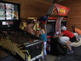 Camping Pas Cher vous présente avec son site Officiel campingpascher.fr, le Camping Maeva Club Les Alizés classé 4 étoiles, situé sur la commune de Lannion dans le département Côtes-d'armor (Bretagne) en France. Le camping Maeva Club Les Alizés, vous présente un hébergement de type mobil-home de 33 m² pour 4 personnes avec climatisation et télévision. Le camping Maeva Club Les Alizés vous proposeun séjour PAS CHER avec une REMISEdu sam. 12 septembre au sam. 19 septembre 2026, en promotion à -50% pour 7 nuits à 245,40 € au lieu de 490,8 € soit une Économie de 245,40 €. Cette location propose 53 dates différentes pour réserver votre séjour. Découvrez également les 19 autres gammes d'hébergements du camping. Les Avis clients pour le Camping Maeva Club Les Alizés sont de 7 sur 10. Parc aquatique, Piscine couverte, Piscine extérieure, Animations familiales, Club enfants, Aire de jeux enfants, Baby-foot, Canoë-kayak, Centre équestre, Court de tennis, Flipper, Golf, Ping-pong, Pétanque, Salle de jeux vidéo, Structure gonflable enfants, Terrain multisports, Bar, Dépôt de pain, Restaurant, Snack/Bar, Station-service, Supermarché,... En savoir plus : cliquez-ICI.