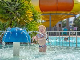 Camping Pas Cher vous présente avec son site Officiel campingpascher.fr, le Camping Maeva Club Les Alizés classé 4 étoiles, situé sur la commune de Lannion dans le département Côtes-d'armor (Bretagne) en France. Le camping Maeva Club Les Alizés, vous présente un hébergement de type mobil-home de 27 m² pour 4 personnes et télévision. Le camping Maeva Club Les Alizés vous proposeun séjour PAS CHER avec une REMISEdu sam. 12 septembre au sam. 19 septembre 2026, en promotion à -50% pour 7 nuits à 203,40 € au lieu de 406,8 € soit une Économie de 203,40 €. Cette location propose 140 dates différentes pour réserver votre séjour. Découvrez également les 19 autres gammes d'hébergements du camping. Les Avis clients pour le Camping Maeva Club Les Alizés sont de 7 sur 10. Parc aquatique, Piscine couverte, Piscine extérieure, Animations familiales, Club enfants, Aire de jeux enfants, Baby-foot, Canoë-kayak, Centre équestre, Court de tennis, Flipper, Golf, Ping-pong, Pétanque, Salle de jeux vidéo, Structure gonflable enfants, Terrain multisports, Bar, Dépôt de pain, Restaurant, Snack/Bar, Station-service, Supermarché,... En savoir plus : cliquez-ICI.