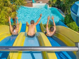 Camping Pas Cher vous présente avec son site Officiel campingpascher.fr, le Camping Maeva Club Les Alizés classé 4 étoiles, situé sur la commune de Lannion dans le département Côtes-d'armor (Bretagne) en France. Le camping Maeva Club Les Alizés, vous présente un hébergement de type mobil-home de 25 m² pour 4 personnes avec climatisation et télévision. Le camping Maeva Club Les Alizés vous proposeun séjour PAS CHER avec une REMISEdu sam. 12 septembre au sam. 19 septembre 2026, en promotion à -50% pour 7 nuits à 245,40 € au lieu de 490,8 € soit une Économie de 245,40 €. Cette location propose 93 dates différentes pour réserver votre séjour. Découvrez également les 19 autres gammes d'hébergements du camping. Les Avis clients pour le Camping Maeva Club Les Alizés sont de 7 sur 10. Parc aquatique, Piscine couverte, Piscine extérieure, Animations familiales, Club enfants, Aire de jeux enfants, Baby-foot, Canoë-kayak, Centre équestre, Court de tennis, Flipper, Golf, Ping-pong, Pétanque, Salle de jeux vidéo, Structure gonflable enfants, Terrain multisports, Bar, Dépôt de pain, Restaurant, Snack/Bar, Station-service, Supermarché,... En savoir plus : cliquez-ICI.