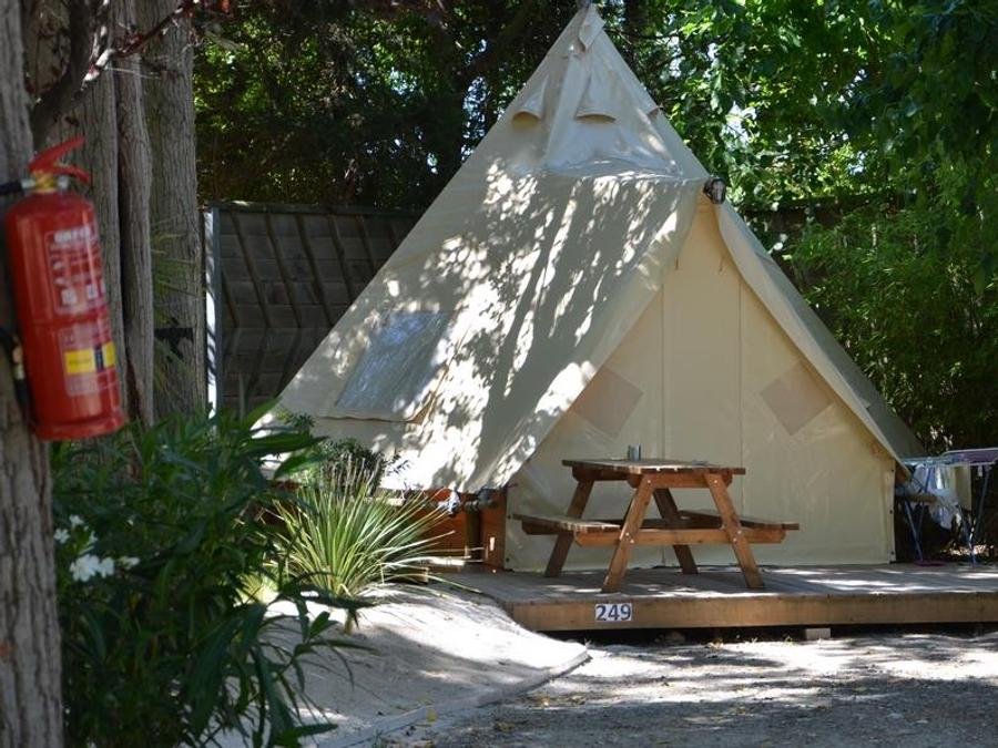 Camping Pas Cher vous présente avec son site Officiel campingpascher.fr, le Camping L'Oasis Palavasienne classé 4 étoiles, situé sur la commune de Palavas Les Flots dans le département Hérault (Languedoc Roussillon) en France. Le camping L'Oasis Palavasienne vous propose un hébergement de type tente. L'établissement vous propose 8 autres types d'hébergements. Découvrez tous nos séjours à petits prix dans la commune et aux alentours de Palavas Les Flots du département : Hérault (Languedoc Roussillon). Les Avis clients pour le Camping L'Oasis Palavasienne sont excellents avec une note moyenne de 8 sur 10. Parc aquatique, Piscine chauffée, Piscine extérieure, Animations familiales, Club ados, Club enfants, Aire de jeux enfants, Canoë-kayak, Centre équestre, Parcours sportif, Ping-pong, Piscine, Plongée, Pétanque, Salle de fitness, Salle de jeux vidéo, Structure gonflable enfants, Surf, Terrain de volley-ball, Terrain multisports, Bar, Dépôt de pain, Plats à emporter, Snack/Bar, Supermarché, Épicerie,... En savoir plus : cliquez-ICI.